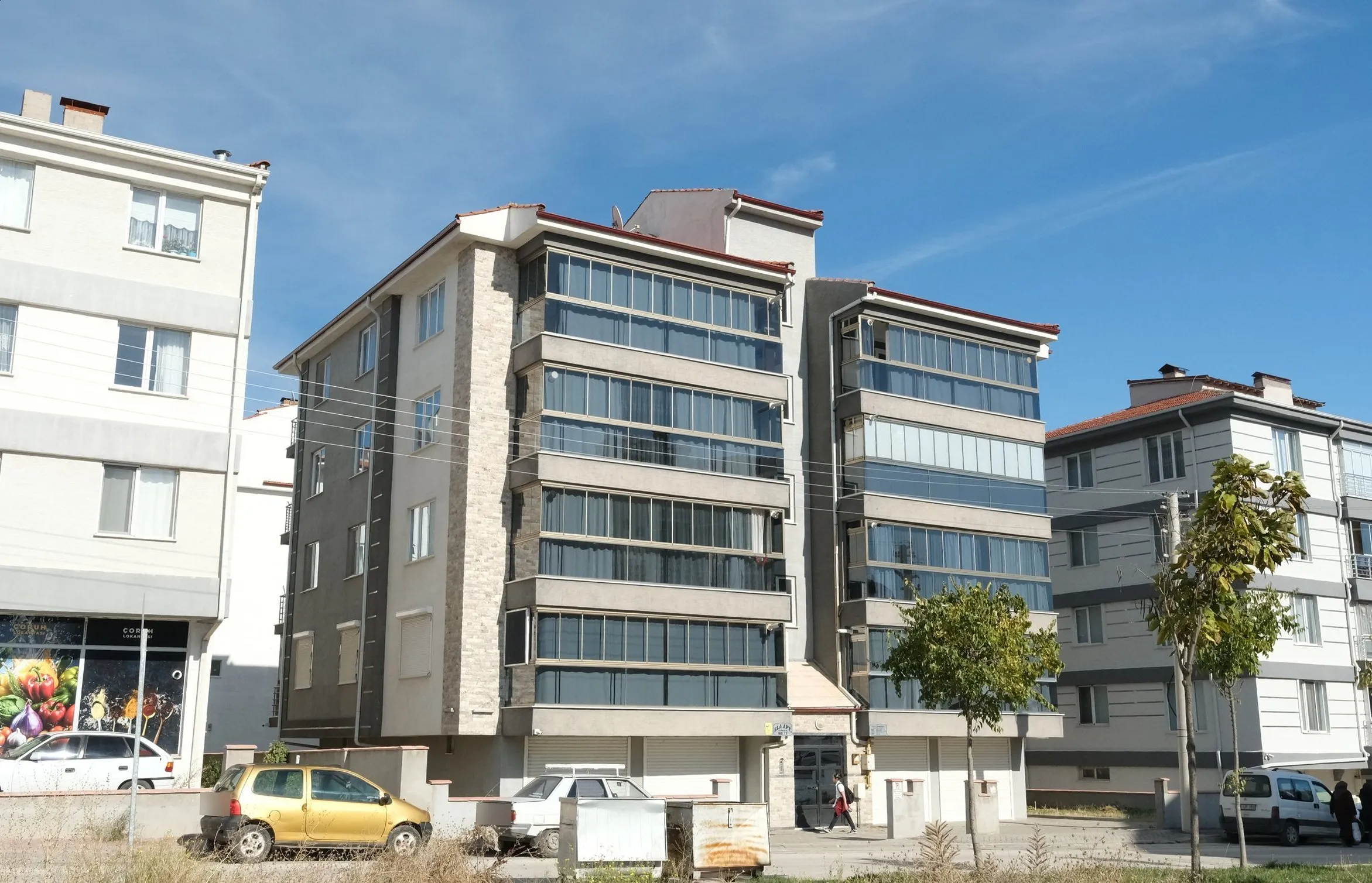 Bina ve önündeki cadde