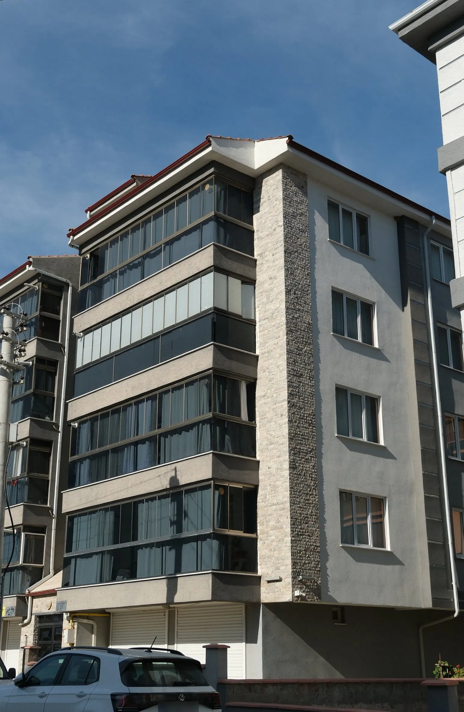 Binanın yan cephesi