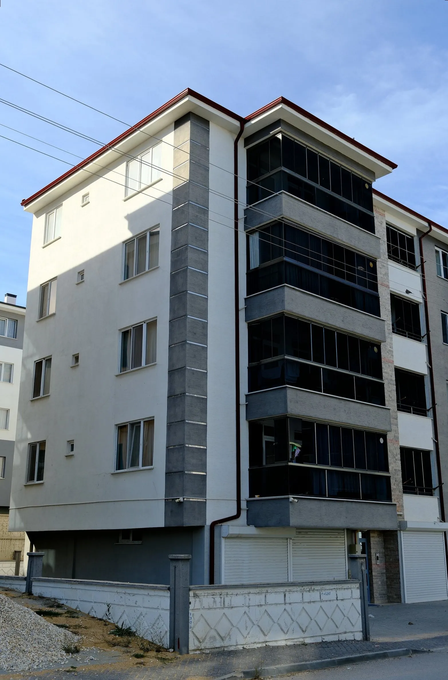 Köşeden bina ve bahçe duvarı
